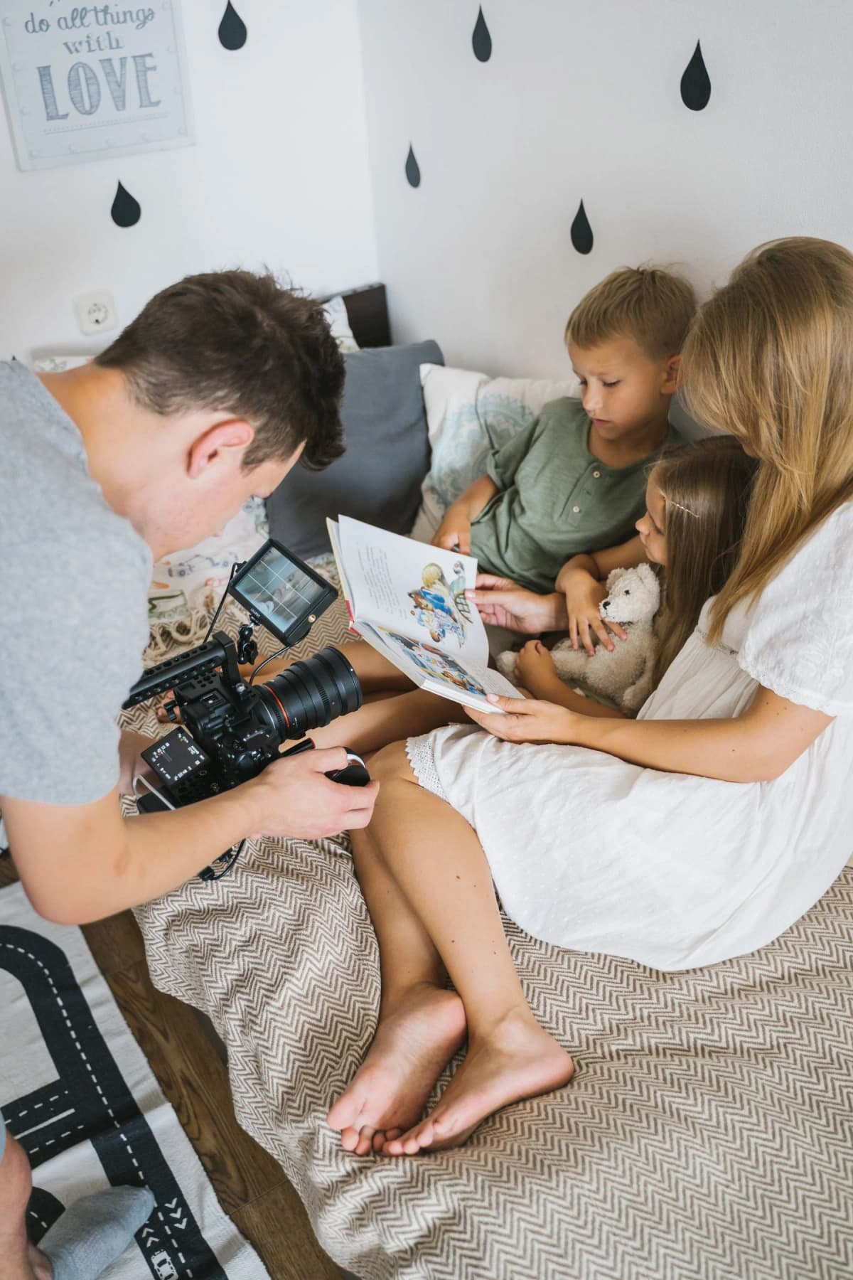 A family enjoying a relaxed, professionally lit in-home photo session with Shootic